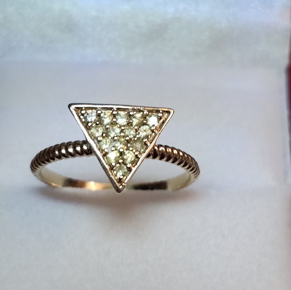 10kt Gold Periodot  Ring  Size 7.5